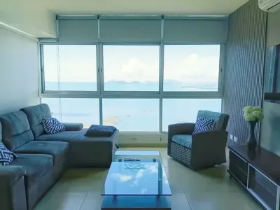 Apartamento mobiliado e reformado no grand bay tower, avenida balboa, com 2 quartos, 2 banheiros e v