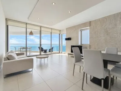 Apartamento amoblado de 2 recámaras y 2 baños en ph rivage, avenida balboa. cuenta con 141 m², ba