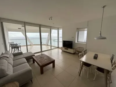 Apartamento amoblado en piso alto en rivage, avenida balboa, con 1 recámara, 1.5 baños y parking b