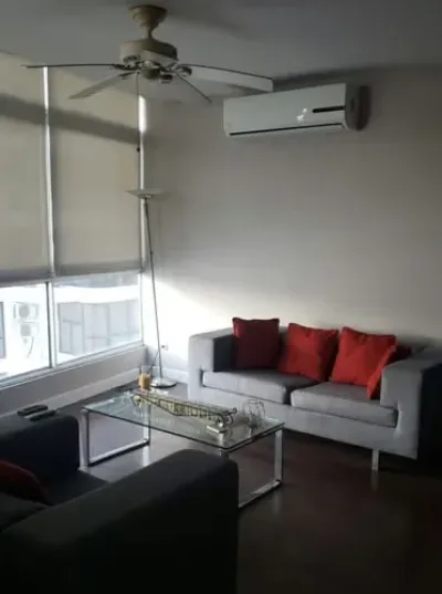 Apartamento amoblado de 1 recámara y 2 baños en avenida balboa, con balcón y vista al mar. incluy