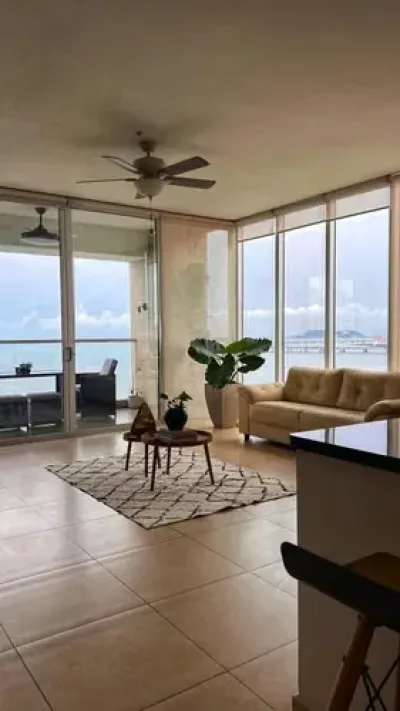 Luxuswohnung an der avenida balboa mit direktem meerblick, 2 schlafzimmer, 2 badezimmer und balkon. 