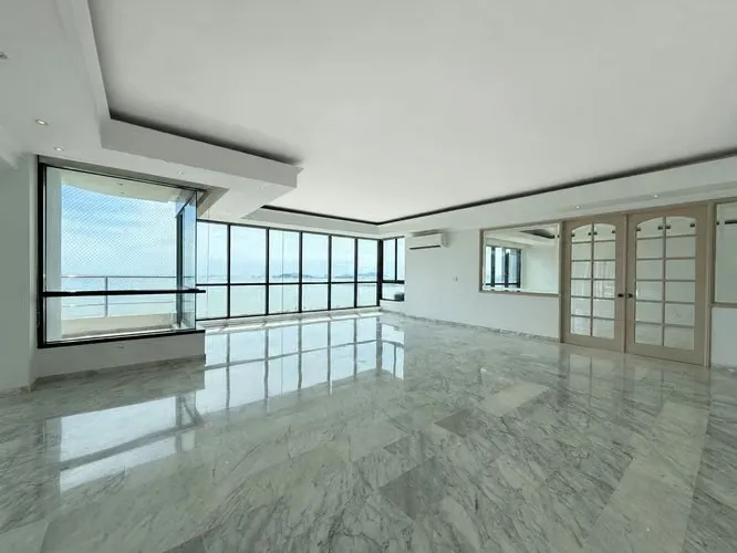 Amplio apartamento de 3 recámaras en Torres Miramar, Av. Balboa — 2