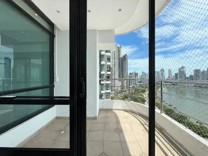 Amplio apartamento de 3 recámaras en Torres Miramar, Av. Balboa — 3