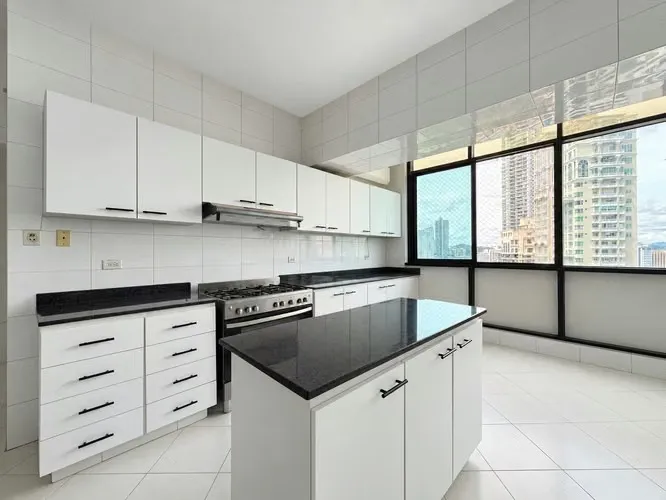 Amplio apartamento de 3 recámaras en Torres Miramar, Av. Balboa — 4
