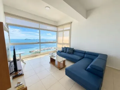 Apartamento amueblado en alquiler en avenida balboa con vista panorámica al mar. cuenta con 1 recáma