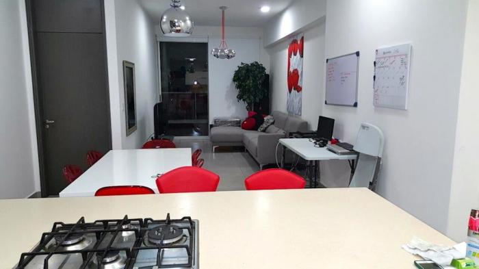 Alquilo cómodo apartamento en avenida balboa de 115mts ais.