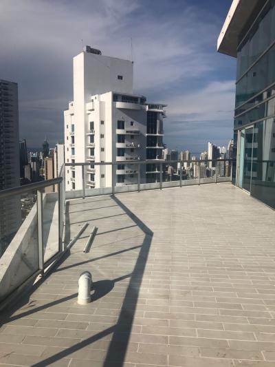 Vendo apartamento con apmlia terraza con vista a toda la ciudad al canal, apartamento de lujo y con 