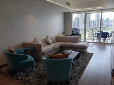 Hermoso apartamento, de amplios espacios, finos acabados y una espectacular vista con balcón. posee