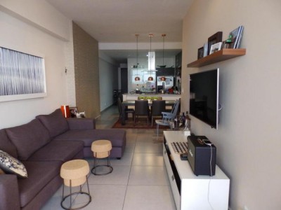 Vendo um lindo apartamento com 2 quartos, 2 banheiros, 1 vaga de garagem, com amplo terraço e vista