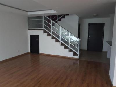 Lives in one of the best areas of panama beautiful remodeled 2 level apartment in avenida balboa,