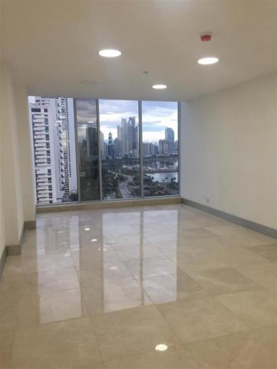 Oficina en alquiler en exclusiva torre ubicada en la avenida balboa, vista panorámica al mar y la c