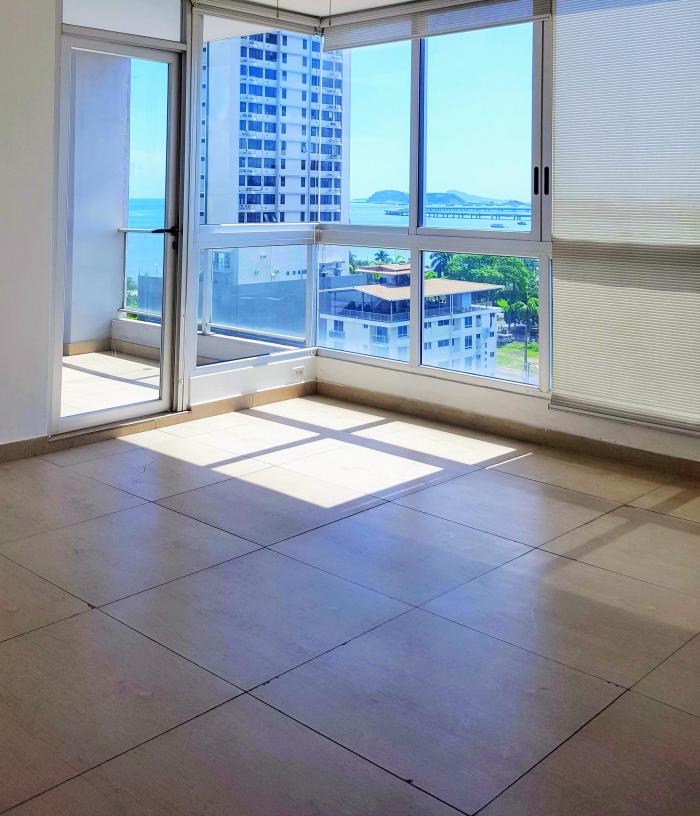 Moderno apart. con balcón y vista al mar