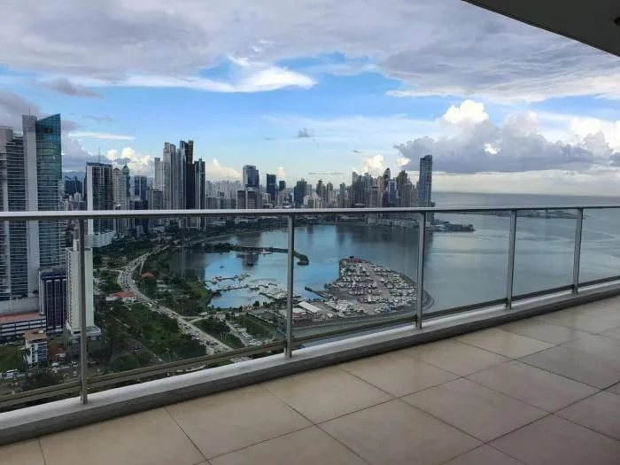 Alquilo apartamento en el ph destiny, ave. balboa — 2
