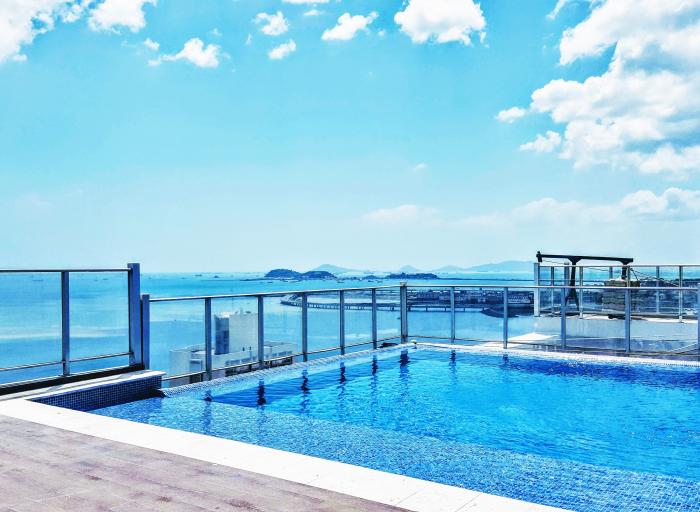 Estilo moderno, amueblado, 2rec, 2b, cbe y piscina frente al mar.