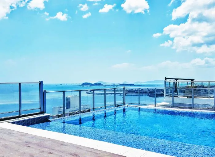 Estilo moderno, amueblado, 2rec, 2b, cbe y piscina frente al mar. — 2