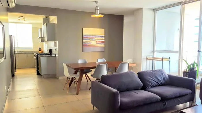 Estilo moderno, amueblado, 2rec, 2b, cbe y piscina frente al mar. — 3