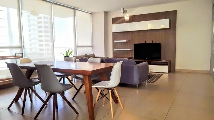 Estilo moderno, amueblado, 2rec, 2b, cbe y piscina frente al mar. — 4