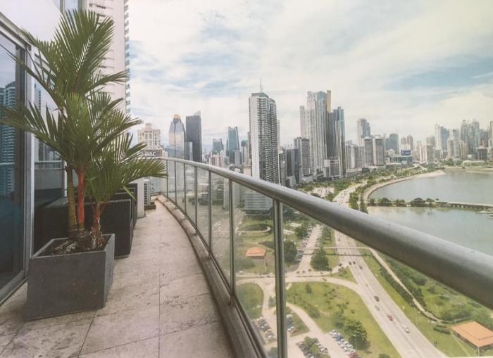 Two-story apartment facing the sea for sale