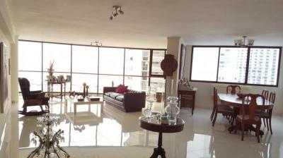 Sale of spacious apartment 240 meters, with panoramic windows from ceiling to floor that give majest