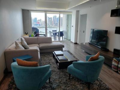 Hermoso apartamento totalmente remodelado, finos acabados y una espectacular vista desde el balcón.