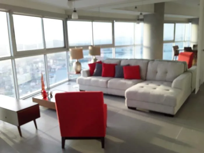 Alquilo apartamento en ave. balboa, ph yacht club. 133mtrs. amoblado, vista al mar. — 2