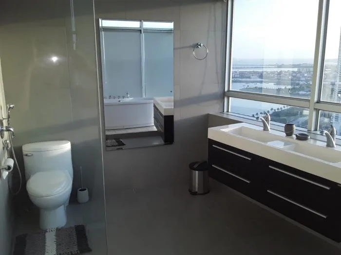 Alquilo apartamento en ave. balboa, ph yacht club. 133mtrs. amoblado, vista al mar. — 5
