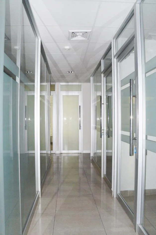 Venta: oficina con divisiones en avenida balboa — 2