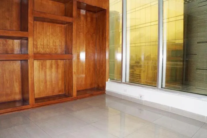 Venta: oficina con divisiones en avenida balboa — 3