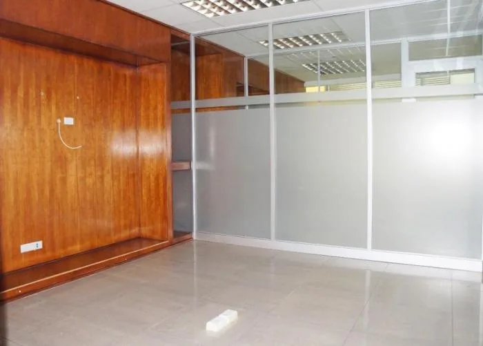 Venta: oficina con divisiones en avenida balboa — 4