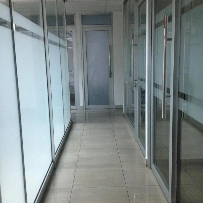 Se alquila: oficina en ocean business plaza con divisiones en $1000 — 2