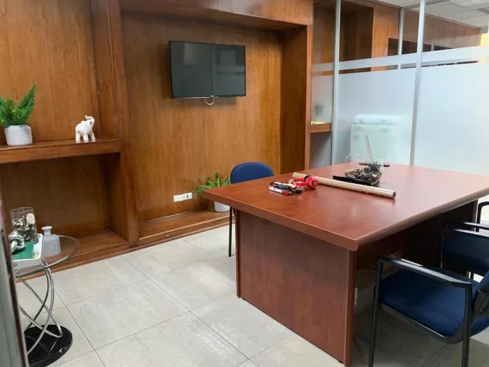 Se alquila: oficina en ocean business plaza con divisiones en $1000 — 4