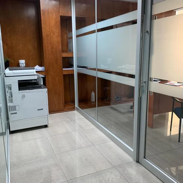 Se alquila: oficina en ocean business plaza con divisiones en $1000 — 5