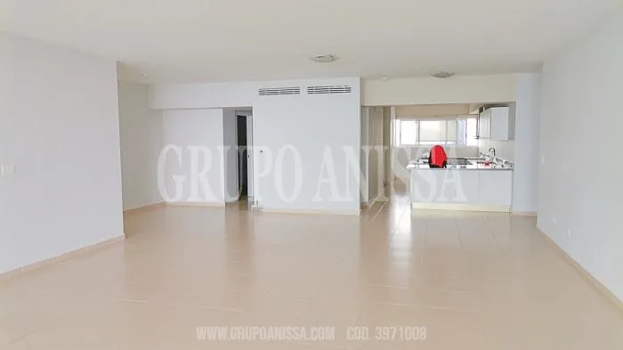 Se alquila amplio apartamento frente al mar en ave. balboa — 2