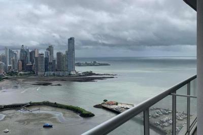 Con una vista espectacular toda la av. balboa, cerro ancón, canal de panamá, casco antiguo y caus