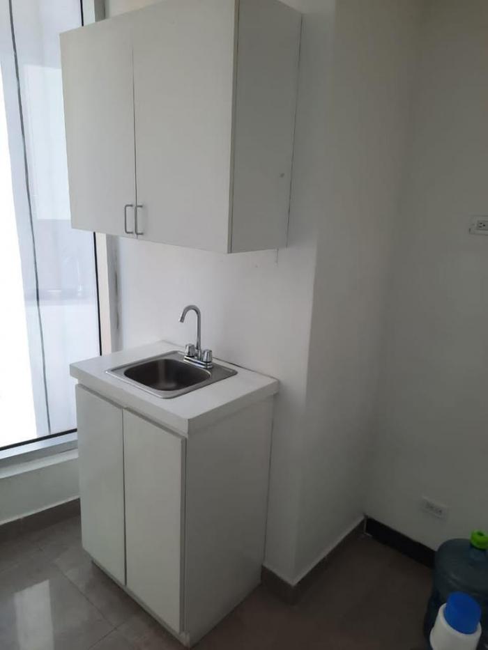 Venta o alquiler: oficina con divisiones en avenida balboa