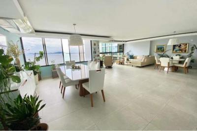 Looking for a spacious apartment, overlooking the sea, close to everything and at a price of opportu