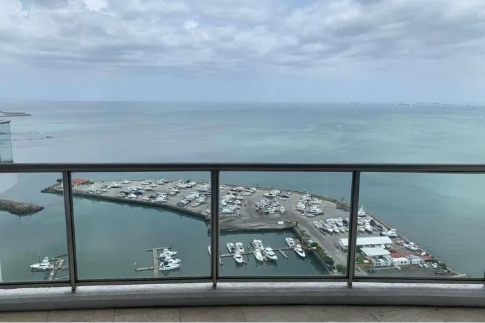 Se vende apartamento en avenida balboa, ph sky