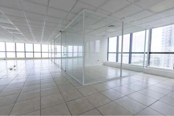 Se alquila oficina en torre bac, avenida balboa — 4
