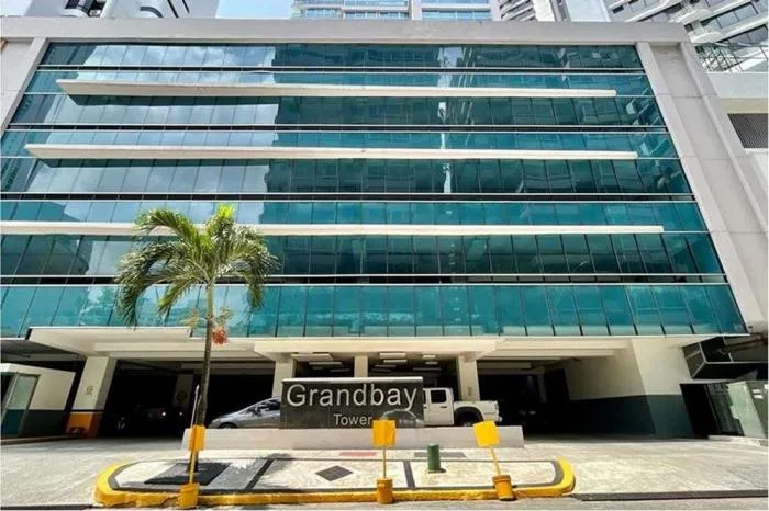 Se alquila apartamento en p.h. grand bay, ave. balboa — 2