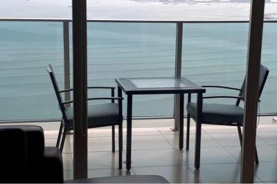 Alquiler de apartamento finamente amueblado frente al mar (cinta costera - bella vista) en área ex