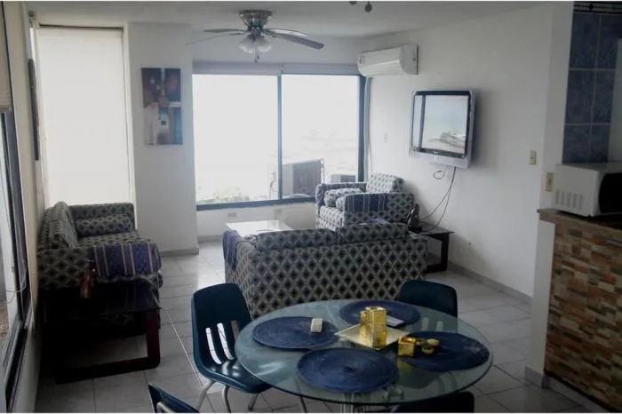 Ubicado en un área céntrica en la avenida balboa y con una vista panorámica al mar.este apartamen