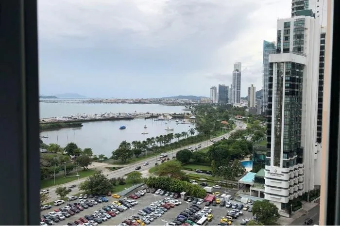 Se alquila apartamento en ph villa del mar, avenida balboa — 2