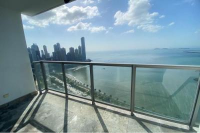 Apartamento de 180.63 m2, amplia sala y comedor con pisos de mármol, cocina italiana poliform de pr