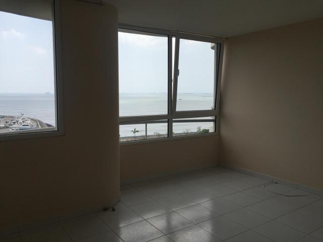 Magnificent and spacious apartment facing the sea in av. balboa