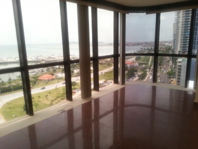 Rent of office of 118 mt2 high floor security 24/7 parking for visitors has 1 bath or 2