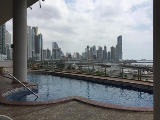 Magnifico y amplio apartamento frente al mar av. balboa