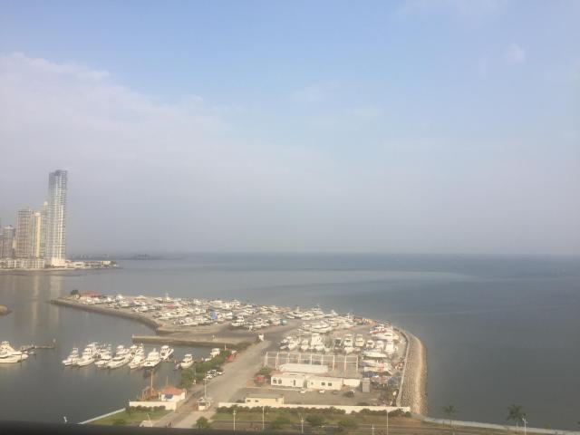 Beautiful and spacious beachfront apartment in av. balboa