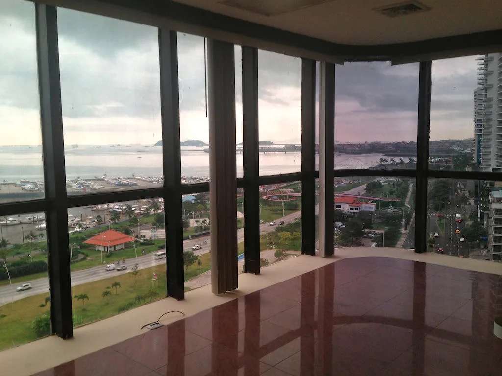 Se alquila centrica y amplia oficina en avenida balboa 118 mts2  — 3