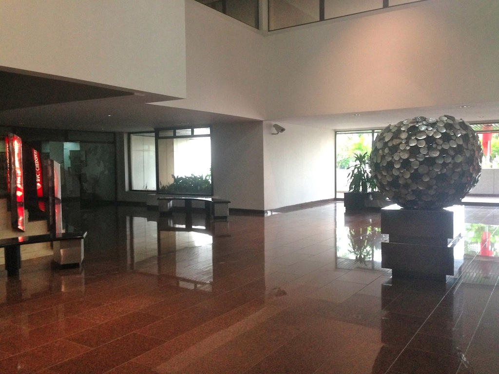 Se alquila centrica y amplia oficina en avenida balboa 118 mts2 