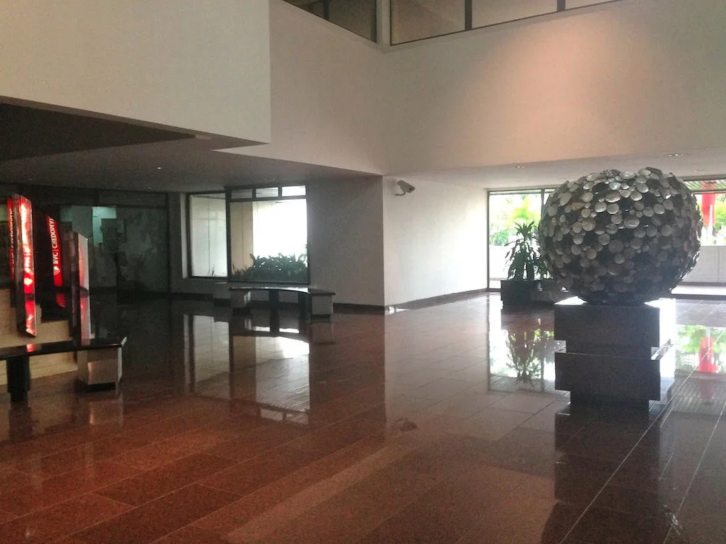 Se alquila centrica y amplia oficina en avenida balboa 118 mts2  — 4